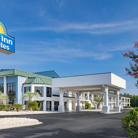 Days Inn & Suites By Wyndham Savannah Midtown Exterior photo