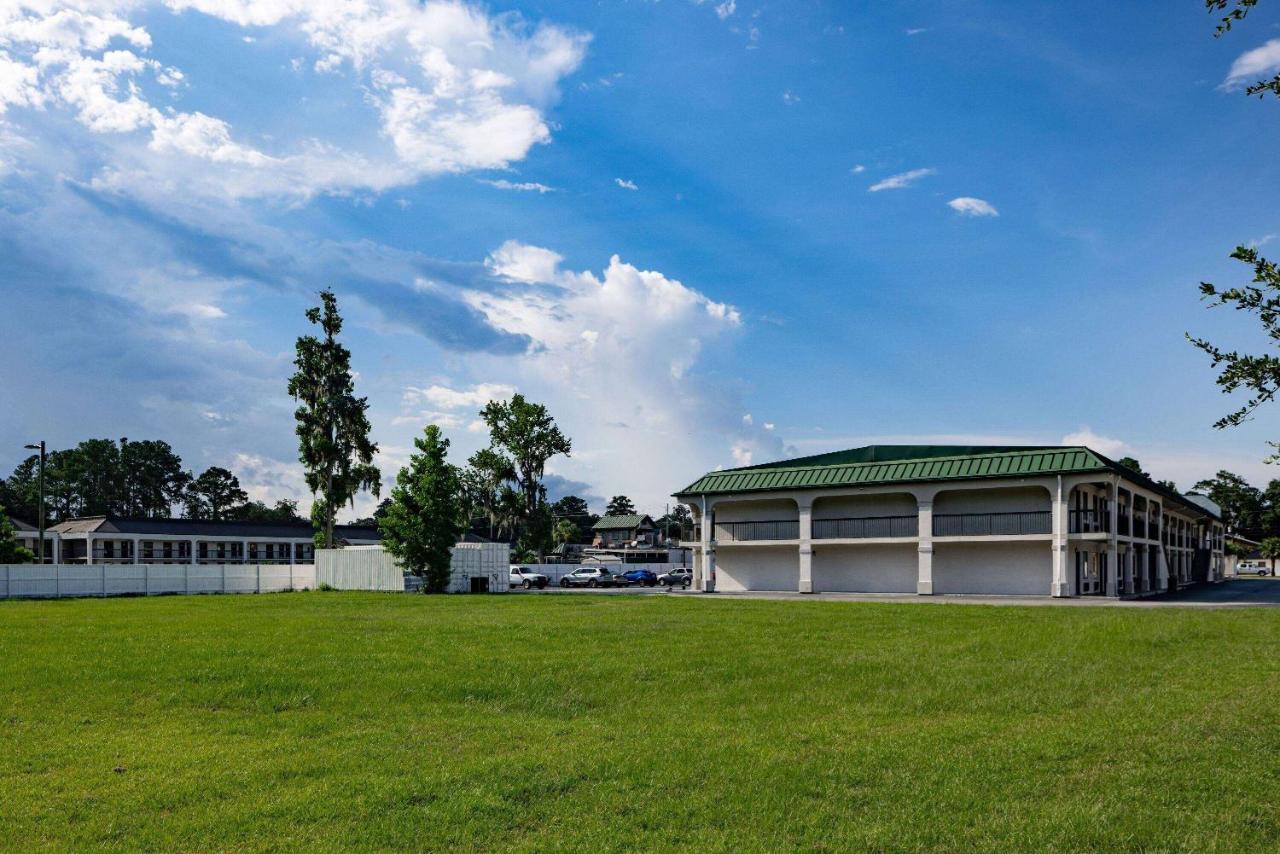 Days Inn & Suites By Wyndham Savannah Midtown Exterior photo