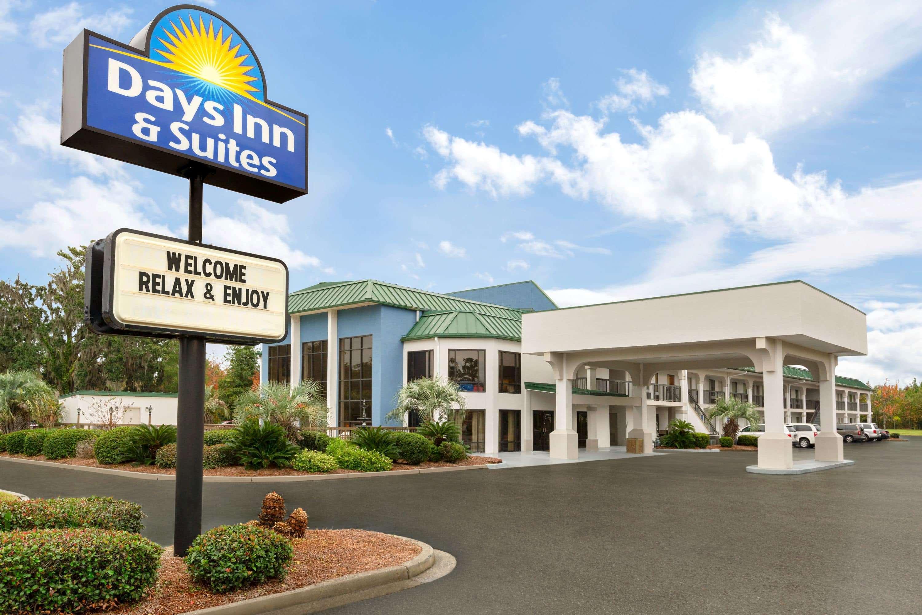 Days Inn & Suites By Wyndham Savannah Midtown Exterior photo