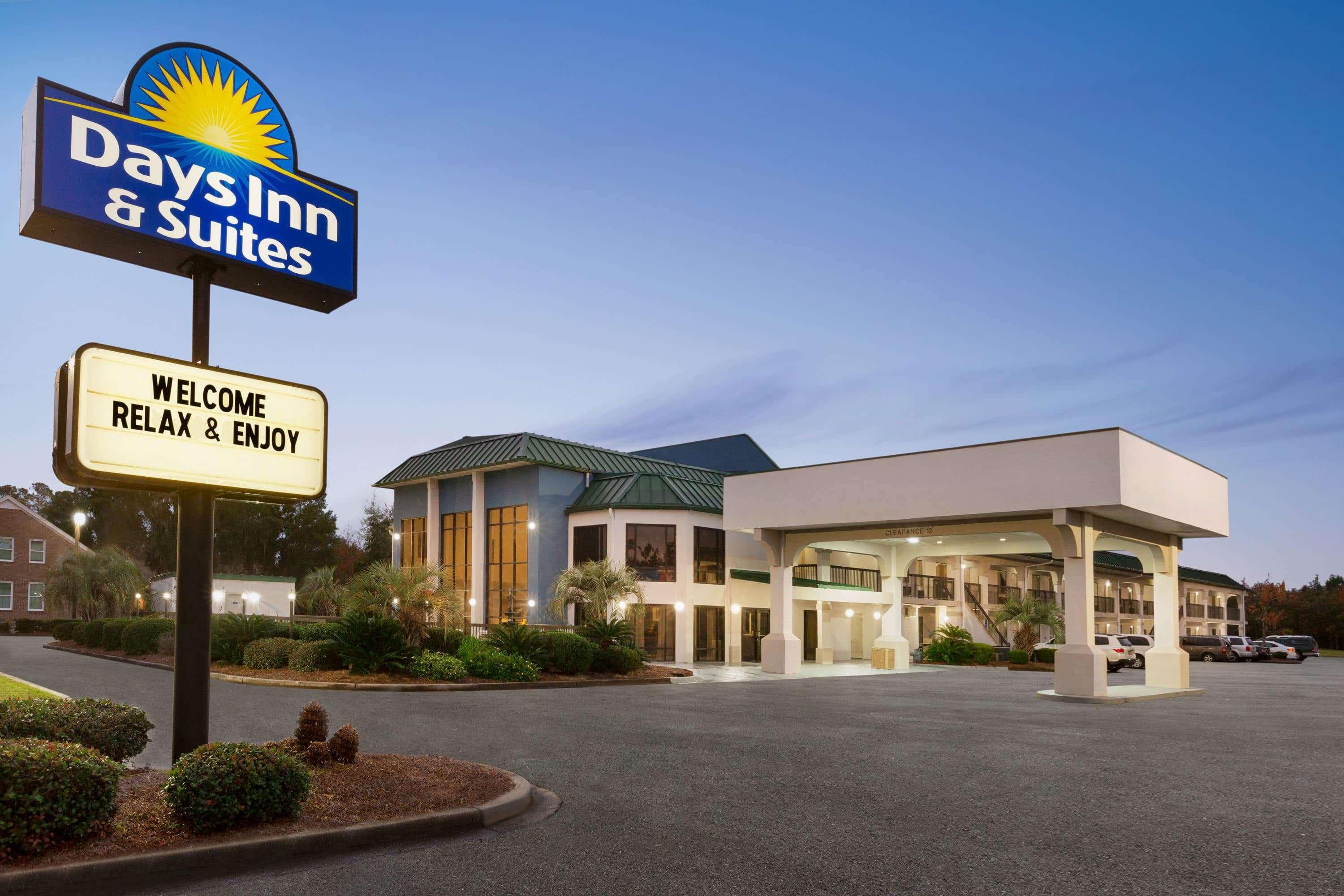 Days Inn & Suites By Wyndham Savannah Midtown Exterior photo