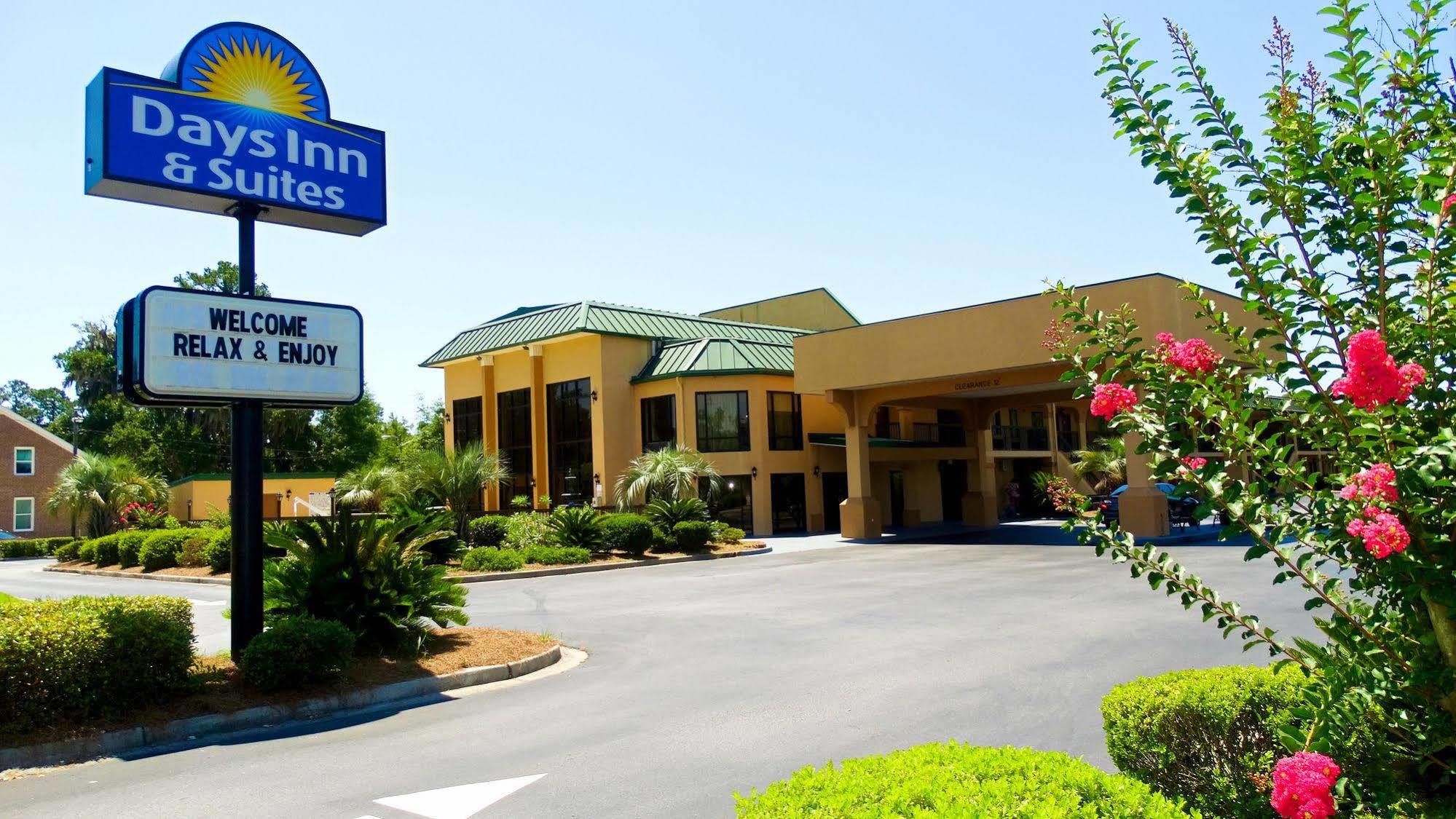 Days Inn & Suites By Wyndham Savannah Midtown Exterior photo