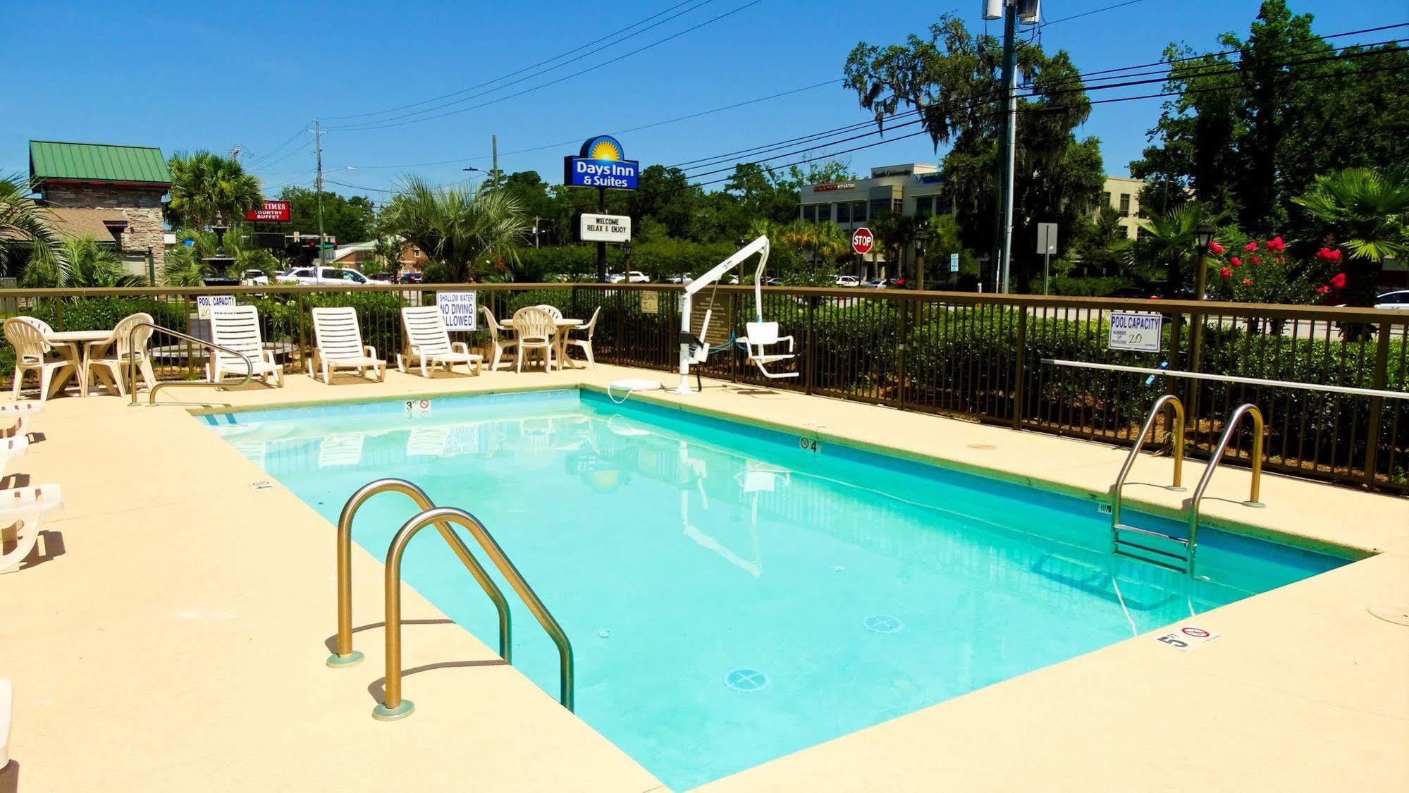 Days Inn & Suites By Wyndham Savannah Midtown Exterior photo